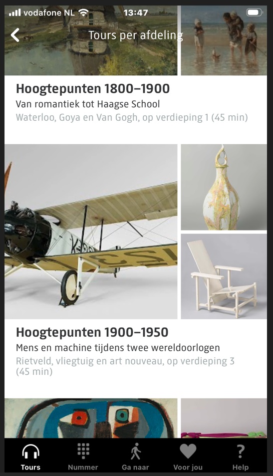 Screensot Rijksmuseum app Tours per afdeling - Hoogtepunten 1900-1950 met foto's van dubbeldecks 
propeller vliegtuig, witgelakte Rietveldstoel en een sierlijke wit-met-geel-gedecoreerde vaas