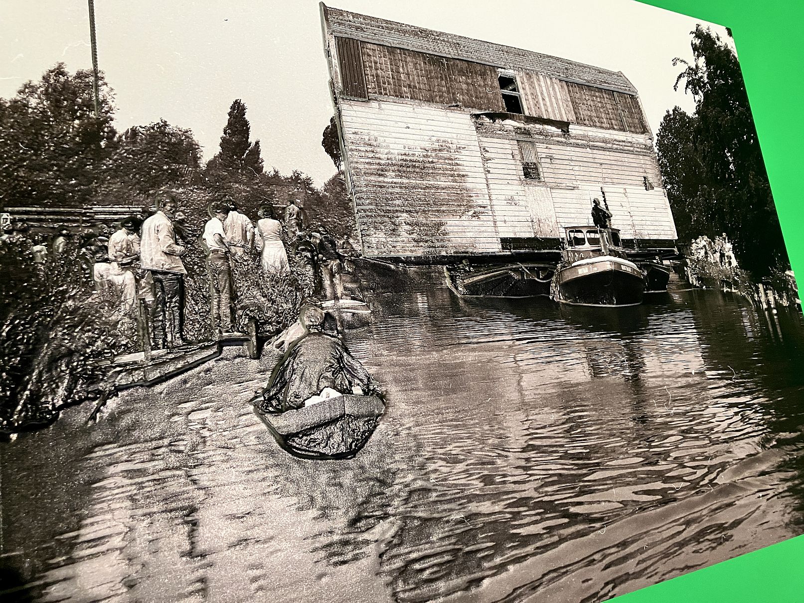 Reliëffoto met bouwsel boven het water
